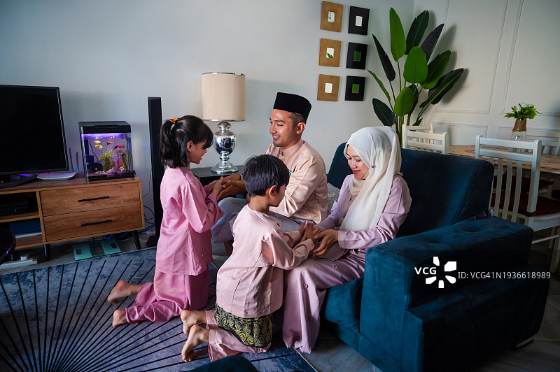 年轻穆斯林家庭庆祝开斋节图片素材