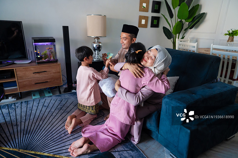 年轻穆斯林家庭庆祝开斋节图片素材