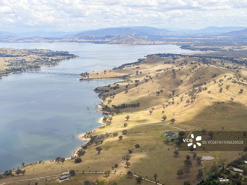 澳大利亚新南威尔士州和维多利亚州交界处的休谟堰和农田鸟瞰图图片素材