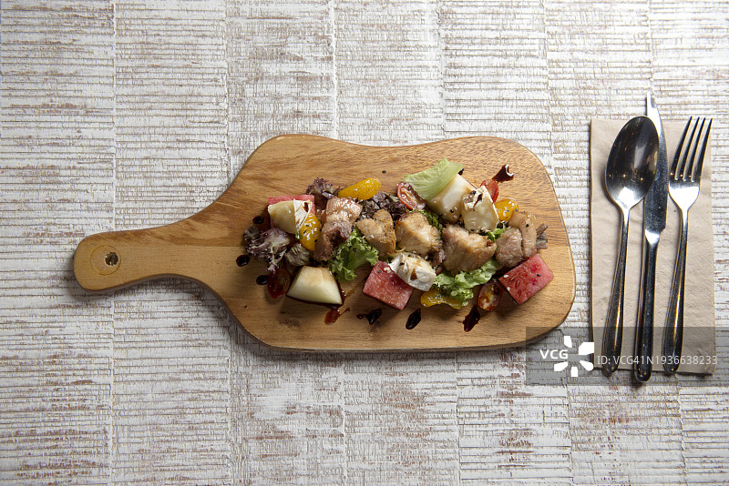 烤猪肉沙拉顶视图图片素材