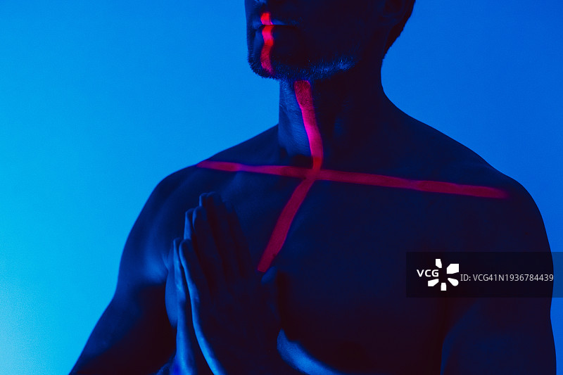 身体上带有霓虹电路图案的男人，体现了人与科技的融合图片素材