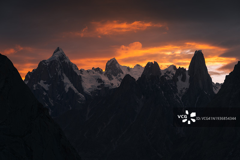 乌尔杜卡斯营地拜尤峰上的壮丽日落图片素材