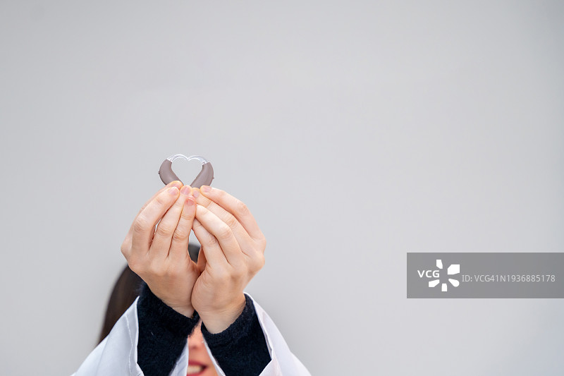 医生展示助听器设备图片素材