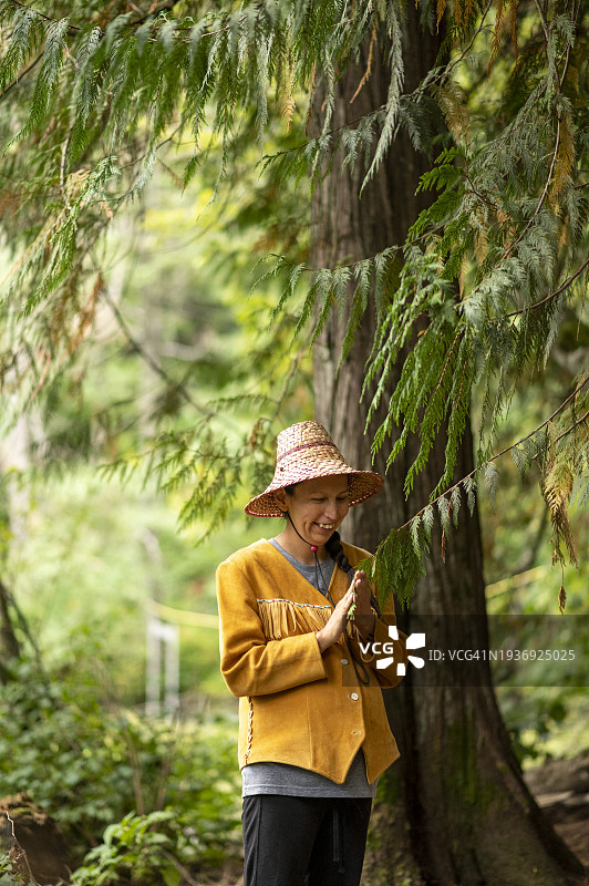 森林中的土著妇女肖像图片素材