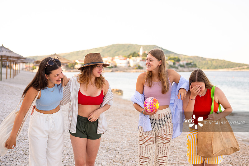 在海滩上玩耍的年轻女孩图片素材