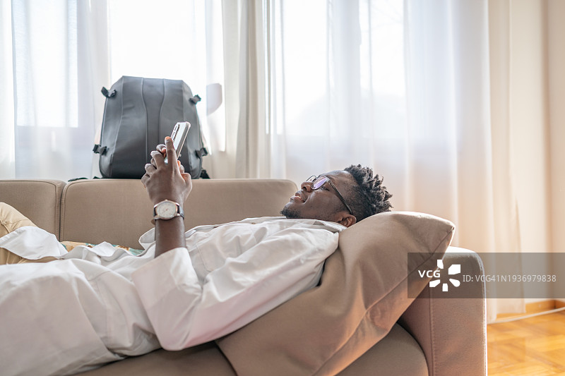 结束漫长轮班后在家中的男护士图片素材