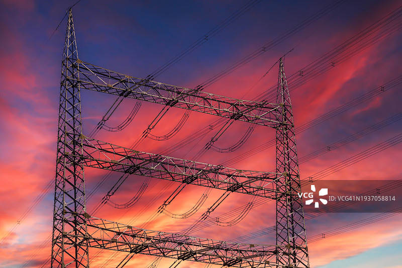 日落时的输电塔图片素材