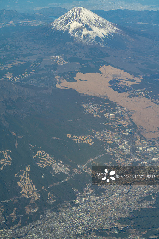 从飞机上俯瞰日本静冈县裾野市和御殿场市的富士雪山图片素材