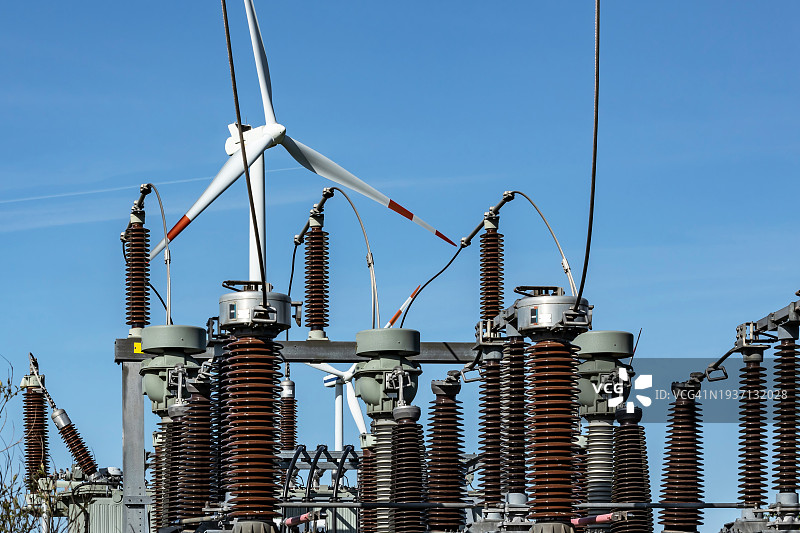 带有风力涡轮机的电力变压器站图片素材