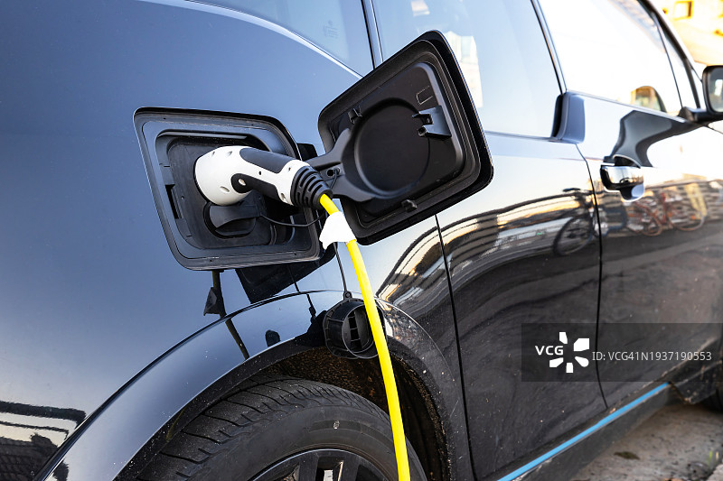 电动汽车上的充电线图片素材
