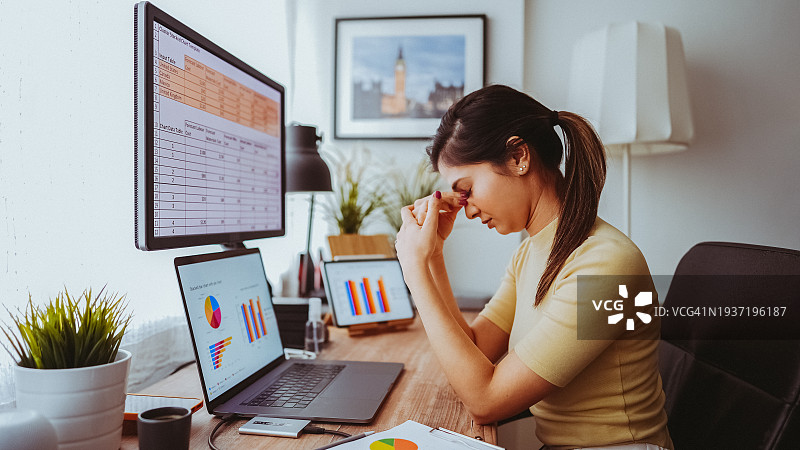 女性在家办公图片素材