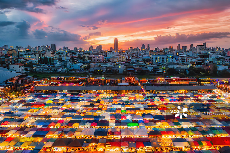 曼谷夜景和夜市：街头美食文化图片素材
