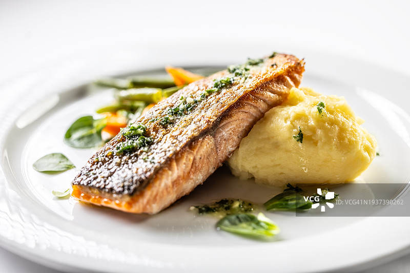 白底烤三文鱼配土豆泥和英式蔬菜图片素材