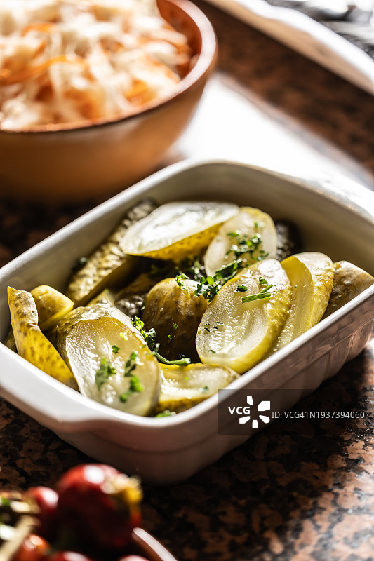 罐装发酵黄瓜片，白碗。图片素材