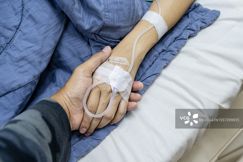 在医院病床上握手安慰病人图片素材