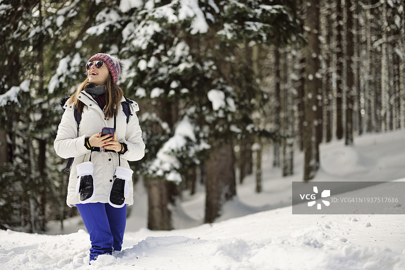 少女在奥地利阿尔卑斯山徒步旅行和拍摄图片素材