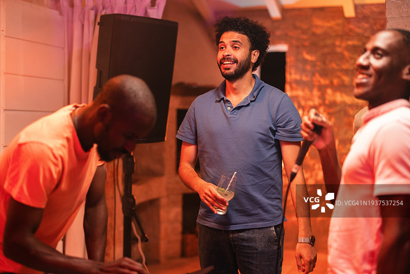 朋友们在户外派对上享受卡拉OK之夜图片素材