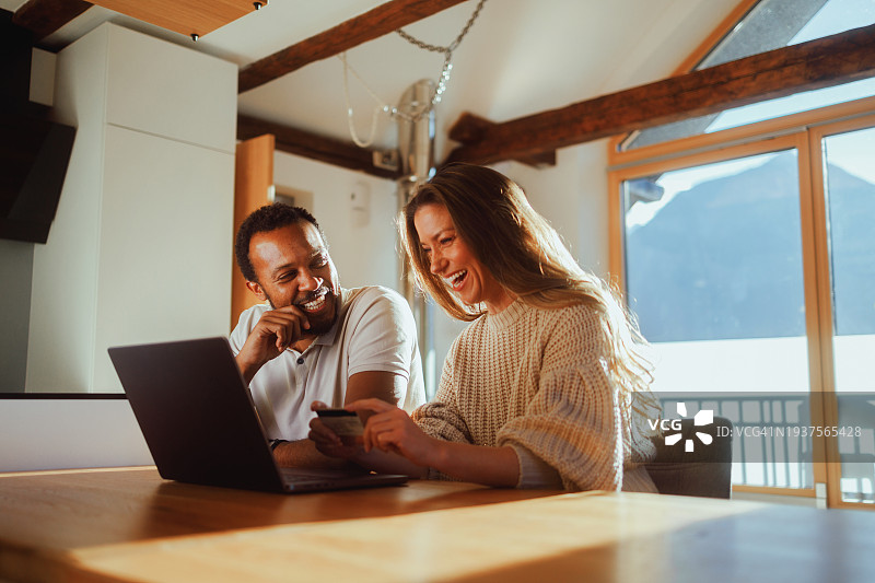 情侣在线支付图片素材