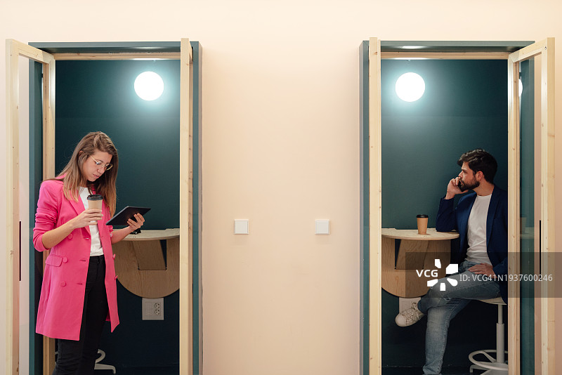 商务人士在私人共享办公区使用科技产品图片素材