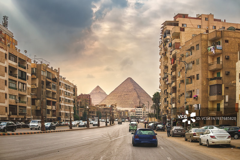 开罗的交通和建筑，以大金字塔为背景图片素材