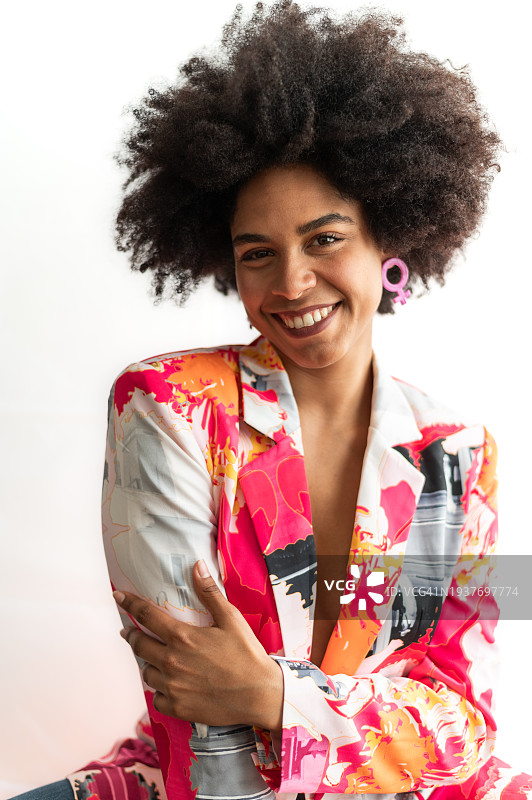 穿着彩色外套微笑的现代非洲裔女人肖像图片素材