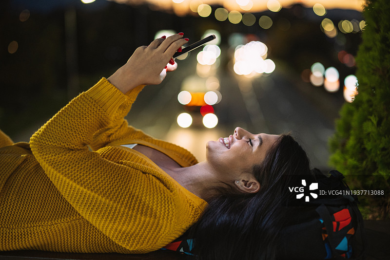 查看手机的女人图片素材