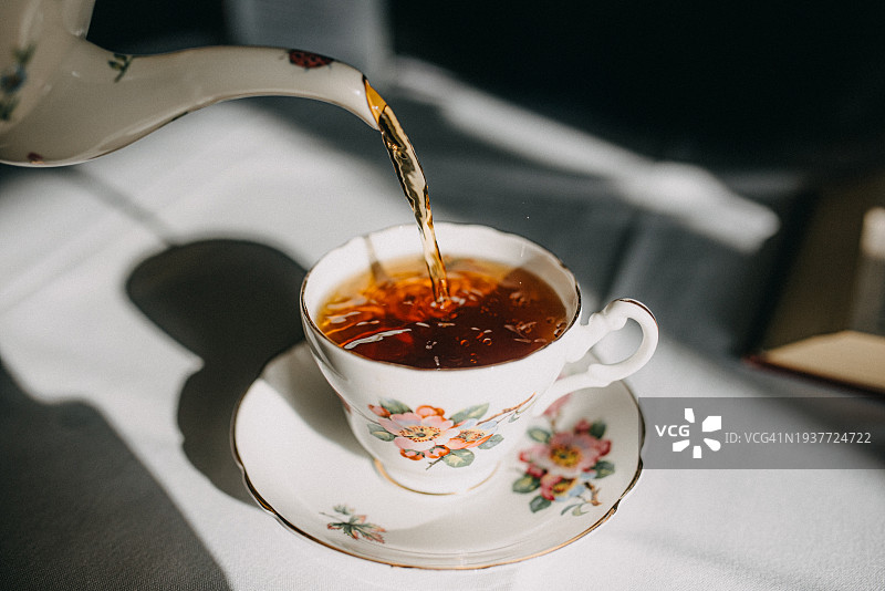 复古中国风：茶壶倒茶图片素材