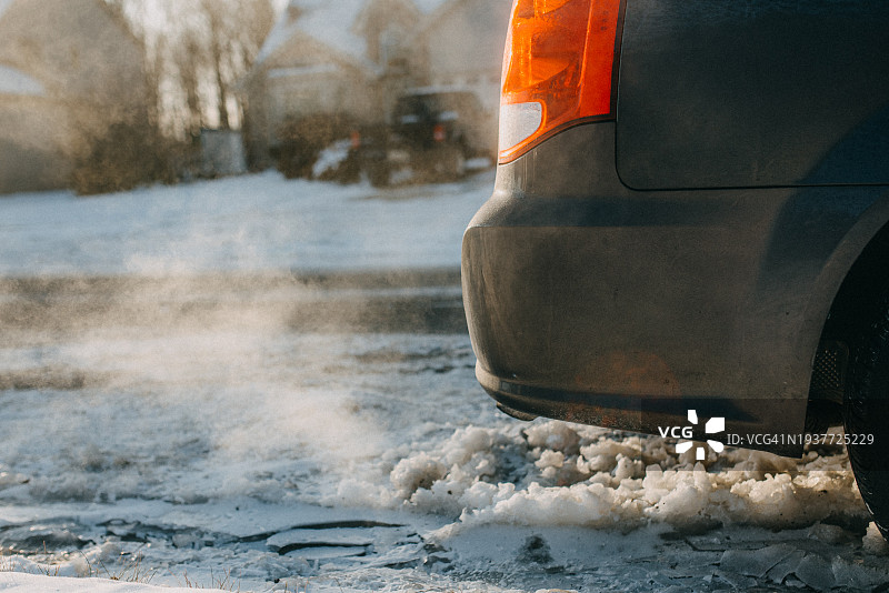 汽车消声器冒出白烟图片素材