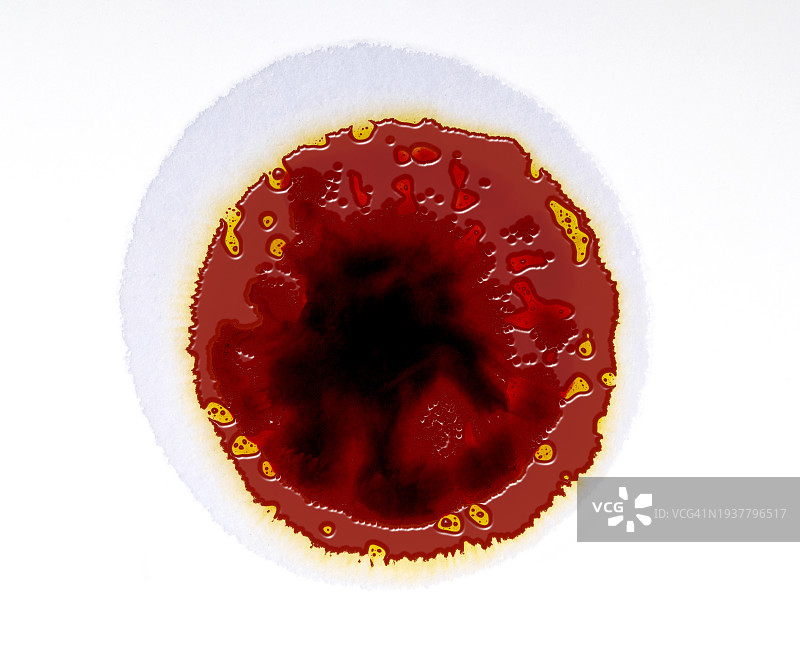 在白色画布上滑动的红色和黑色液体，带有浮雕和小气泡图片素材