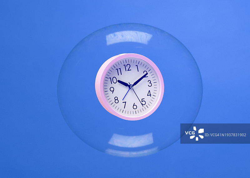 保护时间 - 气泡中的时钟图片素材