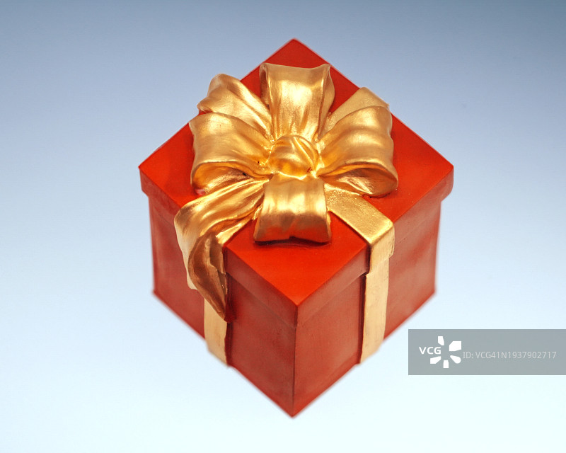 蓝色背景上的金色丝带红色礼品盒图片素材
