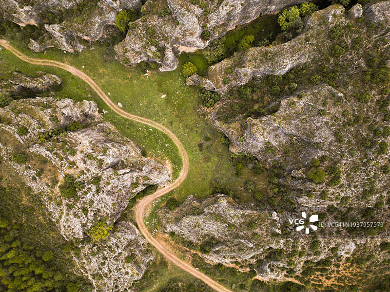 无人机视角下，中心有一条小路的小峡谷图片素材