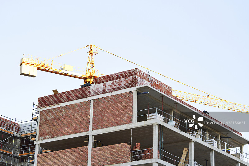 砖墙住宅楼外立面（低角度侧视）图片素材