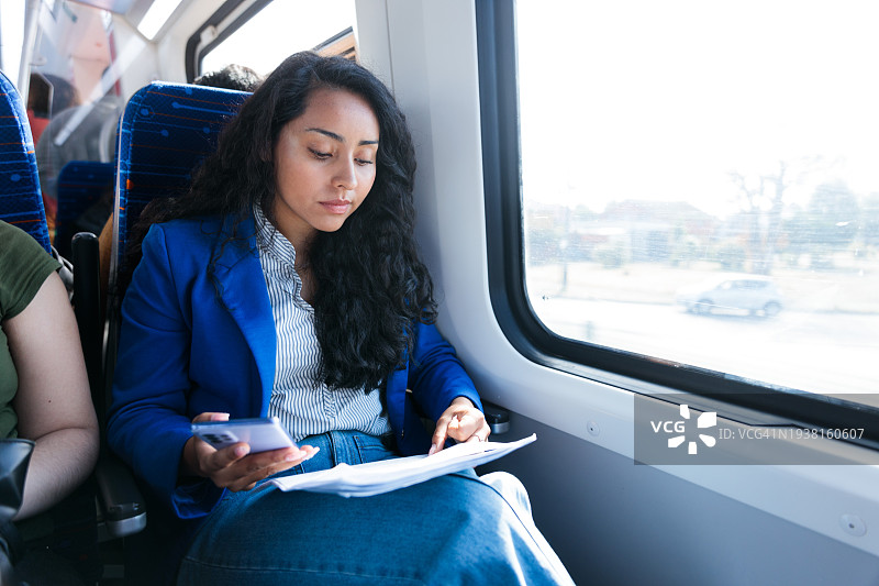 通勤工作空间：在地铁上高效工作的年轻拉丁裔女商人图片素材