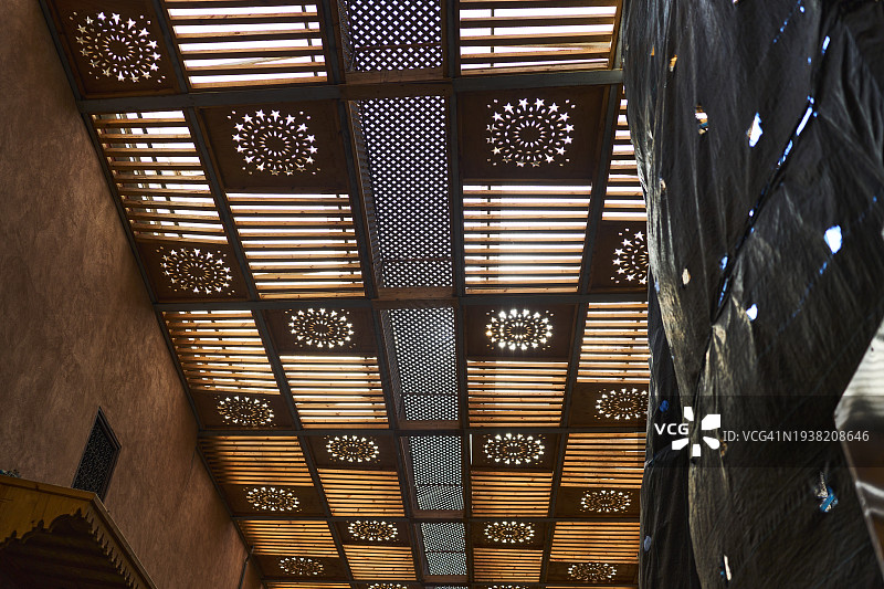 低角度视角：摩洛哥酒店内部带有开口的屋顶，阳光照射图片素材