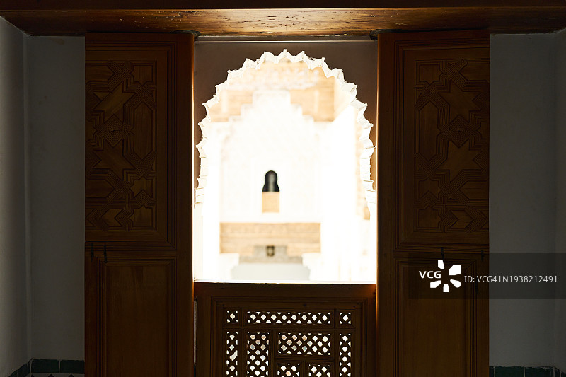 摩洛哥马拉喀什宫殿内带阳台的窗户内景图片素材