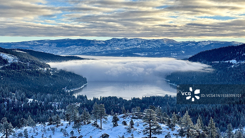 唐纳湖迷人景色：从历史悠久的唐纳山口向东眺望玫瑰山，山脉、雪林和白云尽收眼底图片素材