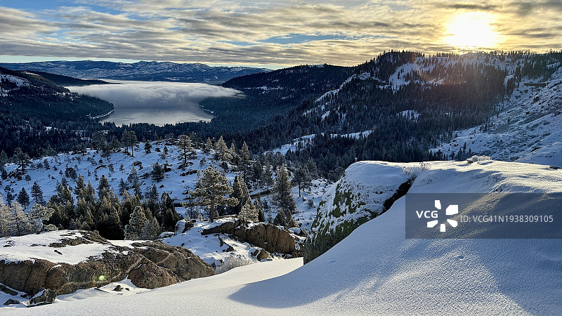唐纳湖东望罗斯山雪景图片素材