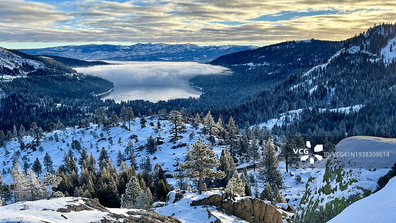唐纳湖迷人景色：从历史悠久的唐纳山口向东眺望玫瑰山，山脉、雪林和白云尽收眼底图片素材