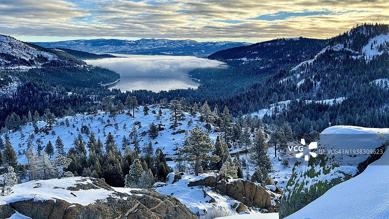 唐纳湖迷人景色：从历史悠久的唐纳山口向东眺望玫瑰山，山脉、雪林和白云尽收眼底图片素材