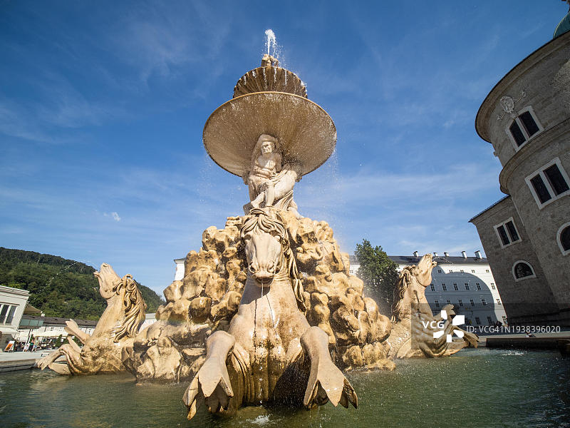 萨尔茨堡老城主教宫邸广场喷泉，奥地利图片素材