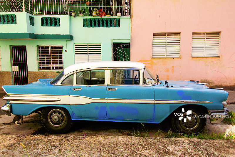 停在古巴哈瓦那的经典汽车图片素材