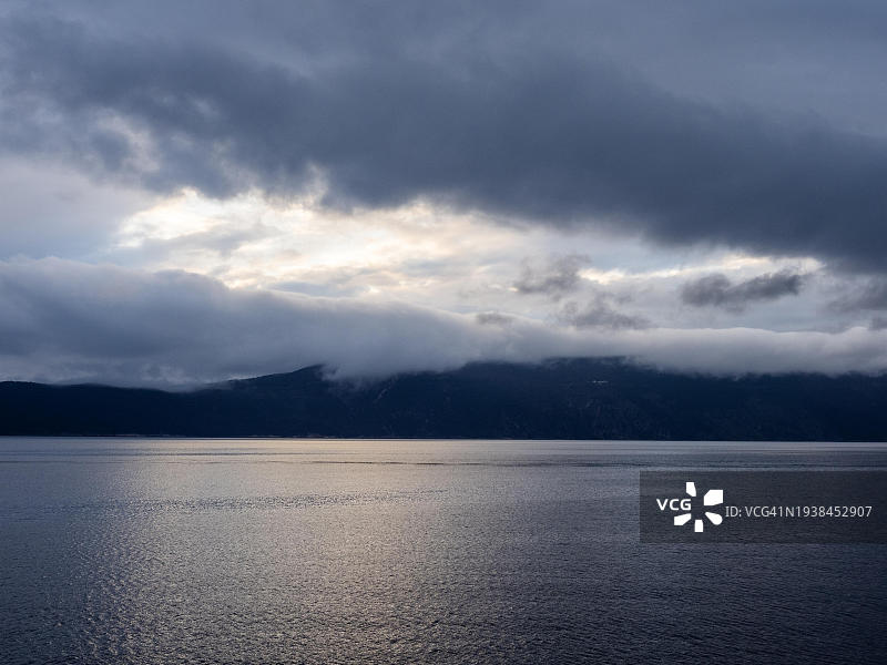 克罗地亚克雷斯岛海边的暴风云图片素材