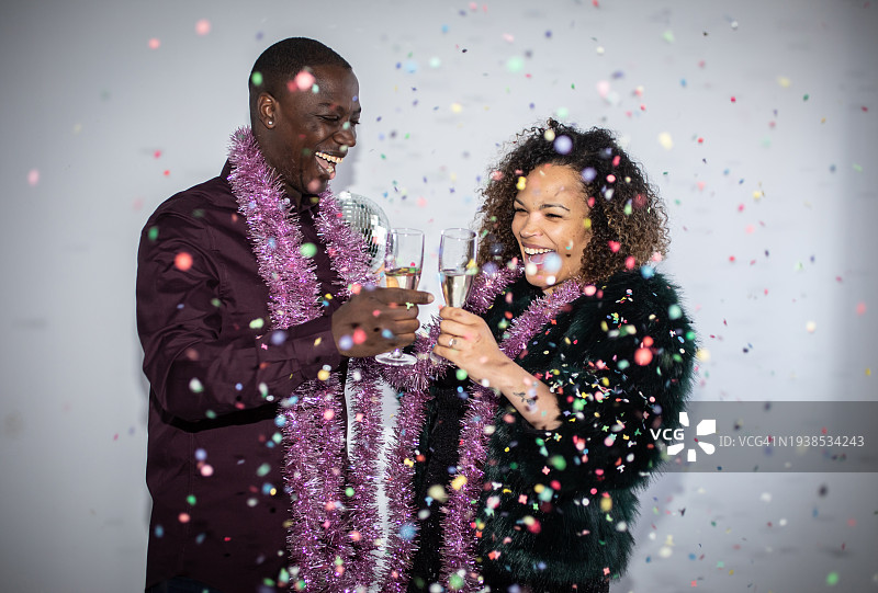 一对夫妇在香槟酒雨中庆祝图片素材
