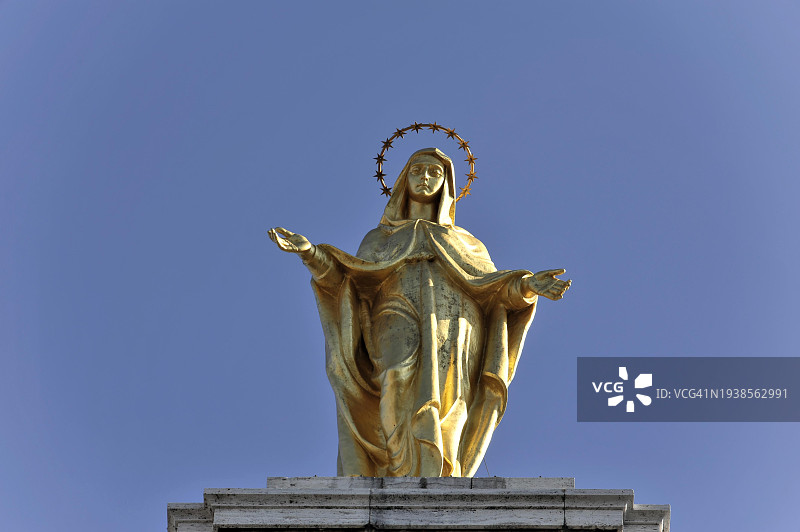 天使圣母教堂屋顶上的教堂雕像，位于意大利阿西西附近图片素材