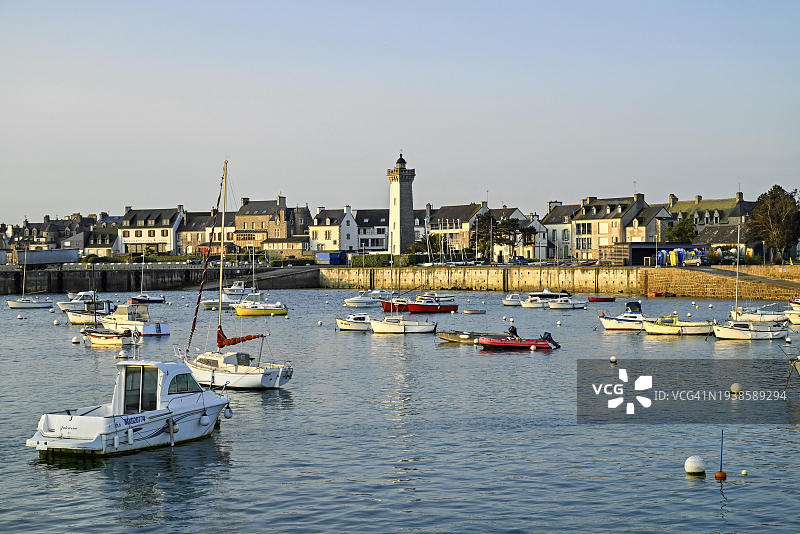 法国罗斯科夫的旧港口和灯塔图片素材