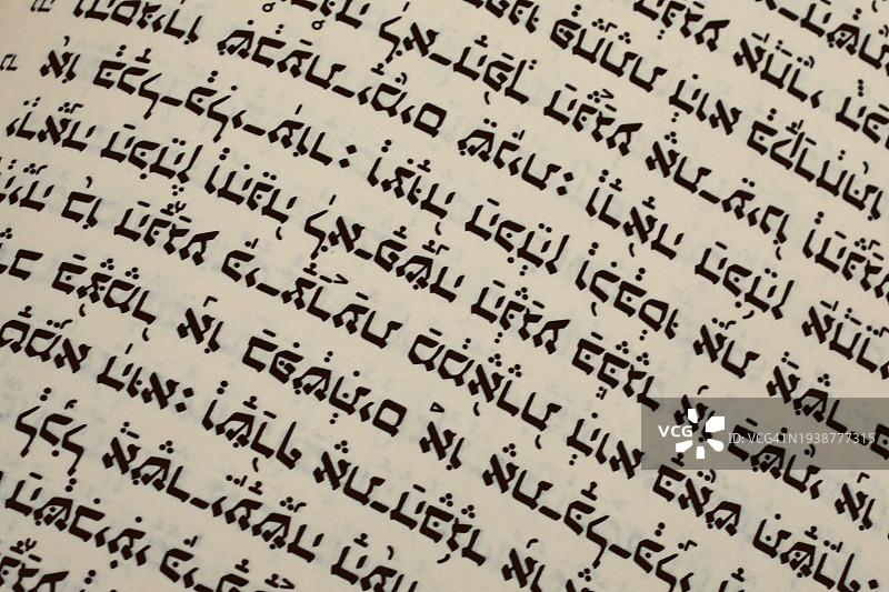 带有希伯来语文字的犹太书籍图片素材