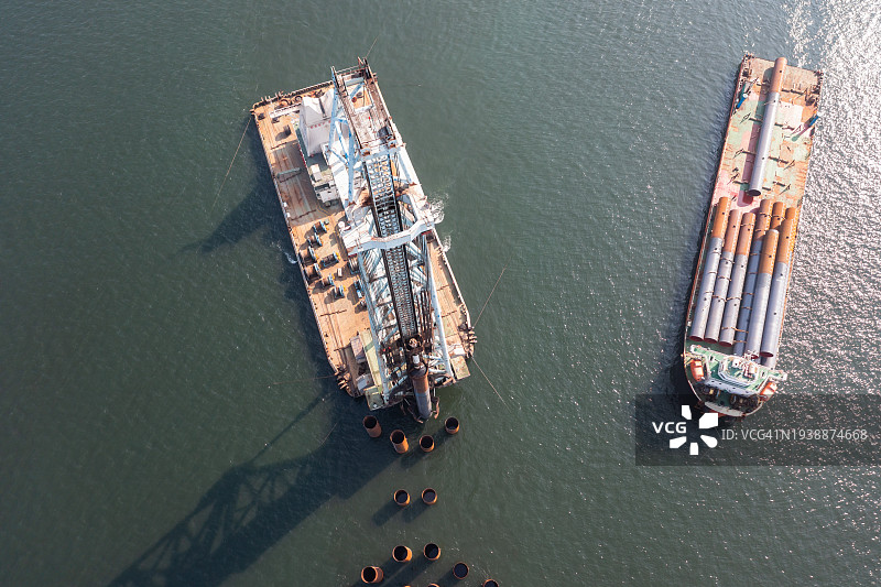 海上打桩船航拍视角图片素材