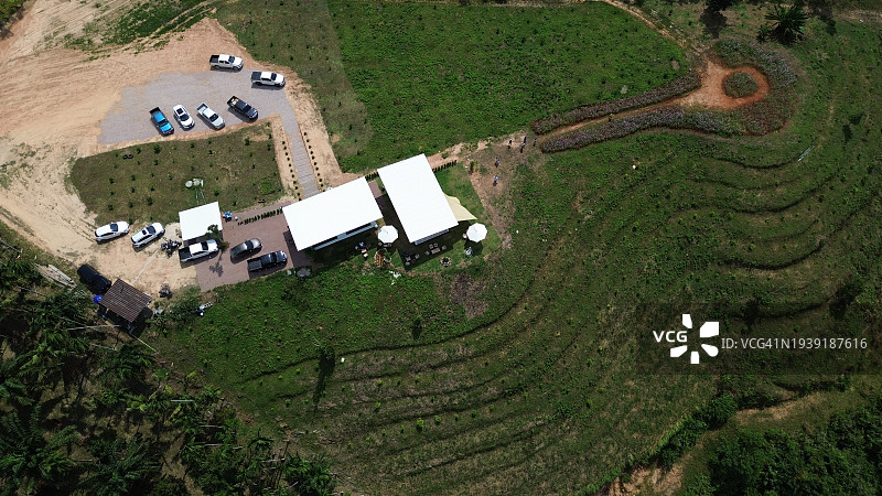 绿山上的白色房屋图片素材