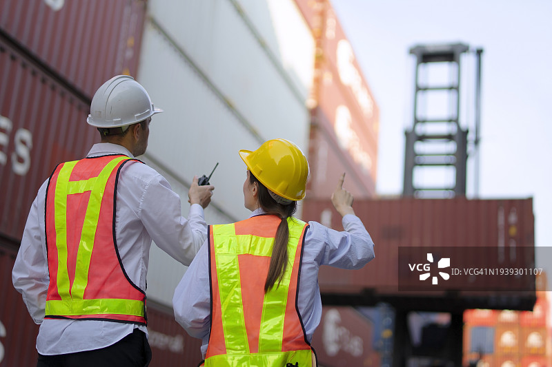 在集装箱仓库工作的工人图片素材